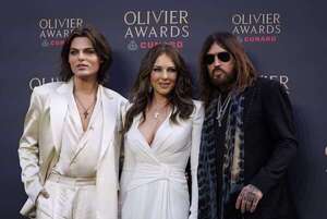Elizabeth Hurley llegó con sus dos amores a los Premios Olivier en Londres - Gente - ABC Color