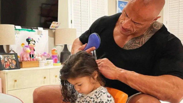 Padres ingeniosos: Se reúnen entre ellos para aprender a peinar a sus hijas