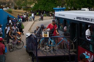El «ciclobús», la «solución» para cubanos en medio de la crisis energética