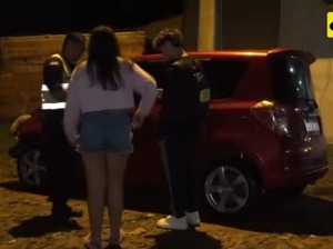 Popular / Menor sacó ñemihape el auto de su papá, fue a pasear y terminó chocando contra un árbol y una columna