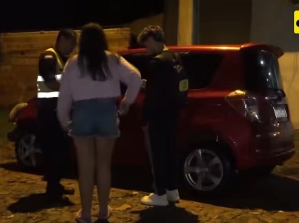 Popular / Menor sacó ñemihape el auto de su papá, fue a pasear y terminó chocando contra un árbol y una columna