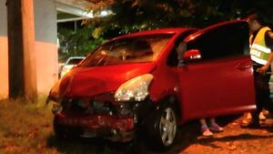 Adolescente de 17 años sacó el auto de su papá a escondidas y chocó contra un árbol