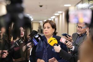 Senadora urge reglamentar condiciones laborales de médicos residentes ante denuncias de abuso y muertes en hospitales