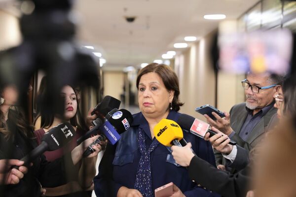 Senadora urge reglamentar condiciones laborales de médicos residentes ante denuncias de abuso y muertes en hospitales
