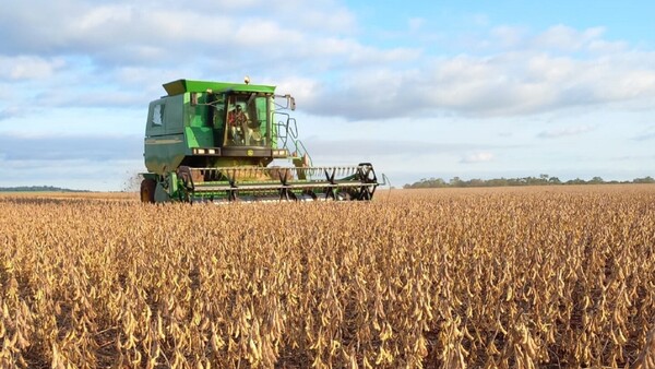 Balanza comercial vuelve al superávit en marzo impulsado por las exportaciones