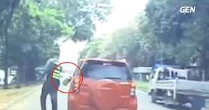 Diario HOY | Agente de la Caminera rompe el espejo de un vehículo en pleno procedimiento