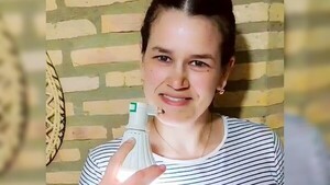 La "mujer linterna": cantante sorprende al encender un foco solo con su cara