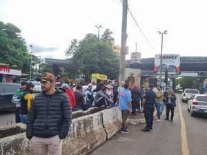 Transportistas amenazan con cerrar la frontera por controles de la Receita Federal - ABC en el Este - ABC Color