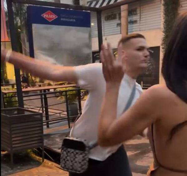 [VIDEO] Aclaran cómo se dio la pelea afuera de la disco: "Le noquean a mi amiga y le tiran al piso"