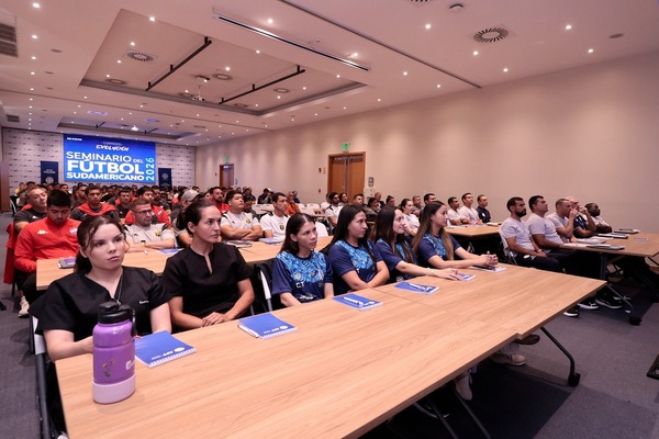 Entrenadores del CARDIF participan en el Seminario del Fútbol Sudamericano 2026