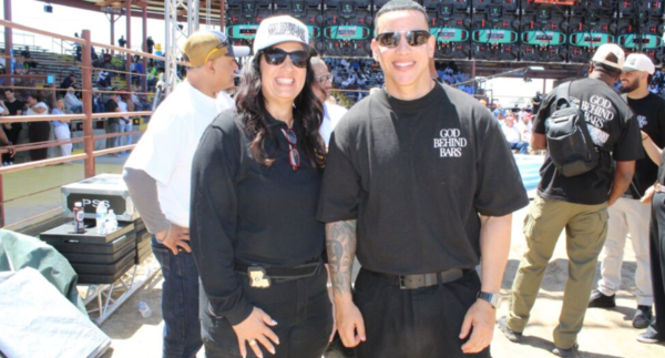 Daddy Yankee lleva mensaje de fe a una de las cárceles más duras de EE. UU.