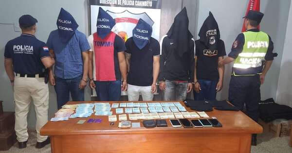 La Nación / Detienen a cinco brasileños que compraban con dinero falso en centro comercial en Salto del Guairá