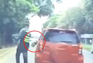 Agente de la Caminera rompe el espejo de un vehículo en pleno procedimiento