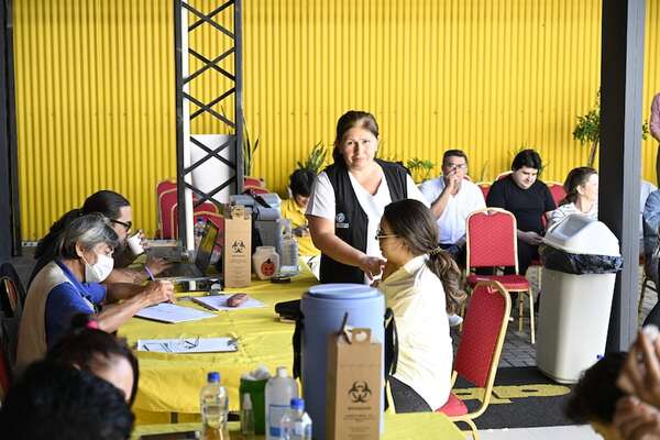 Éxito total: más de 700 personas se vacunaron en ABC Color - Nacionales - ABC Color