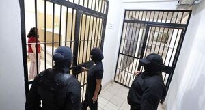 Dalia López ingresa al penal de Emboscada para cumplir prisión preventiva