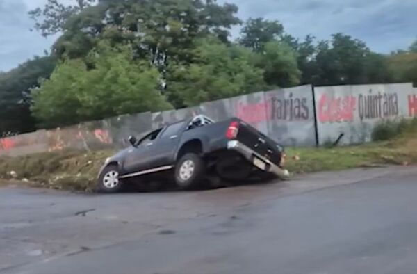 Popular / Una doña cayó en una cuneta porque le salió una mujer en el camino: ¡Era fantasma!