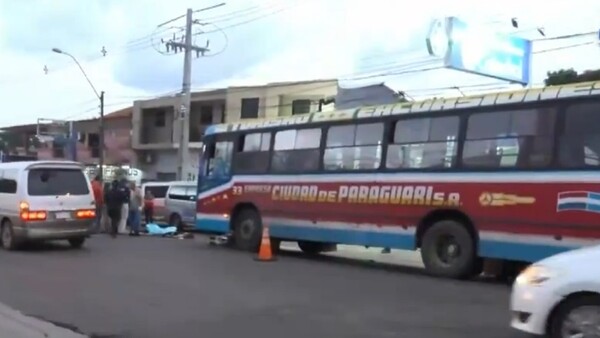 Tres jóvenes viajaban en una moto, chocan contra un bus y mueren al instante en Capiatá