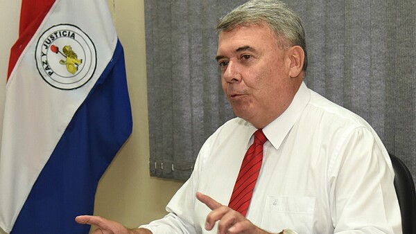 Defensor del Pueblo analiza pedir nulidad del título de Hernán Rivas