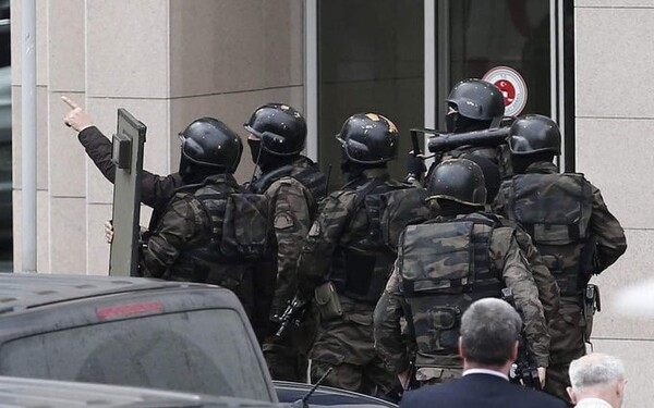 Exalumno abrió fuego en una escuela, hirió 16 personas y luego se quitó la vida