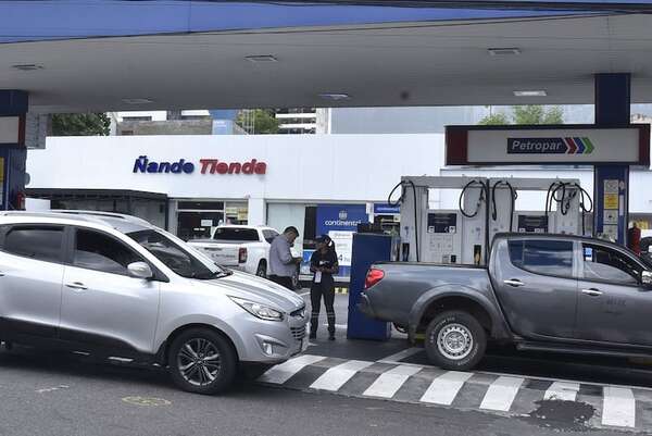 Estos son los emblemas que lideran el mercado de combustibles en el país - Economía - ABC Color