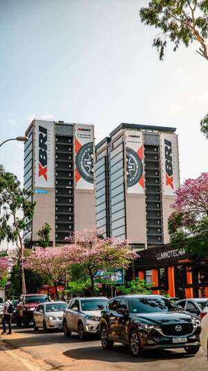 La publicidad exterior en el Paraguay madura con audiencias reales  - Negocios - ABC Color