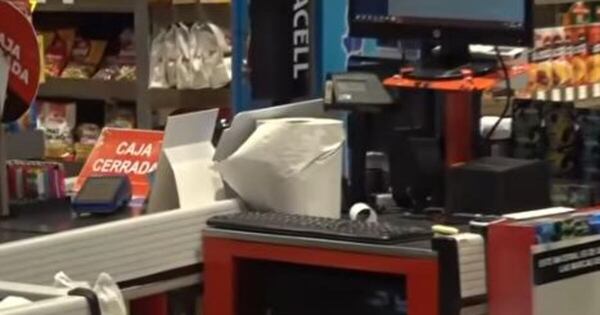 La Nación / Brutal asalto en minimercado: cajero recibió disparo en la espalda