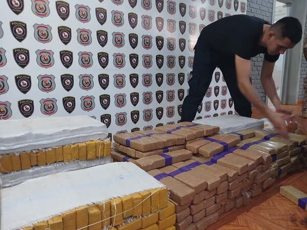 Transportaban más de 350 kilos de marihuana en un doble fondo de un camión
