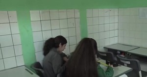 Estudian en un baño ante la falta de infraestructura y respuesta del MEC