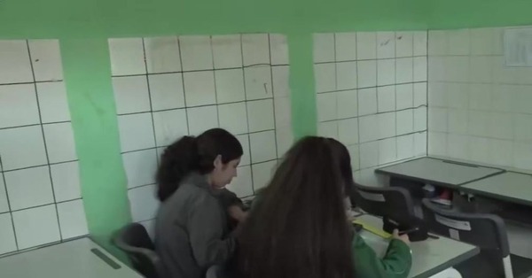 Estudian en un baño ante la falta de infraestructura y respuesta del MEC