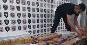 La Nación / Hallan 352 kilos de marihuana en la carrocería de un camión con destino a Brasil