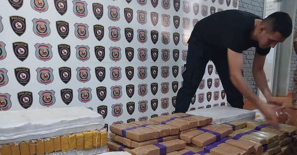 La Nación / Hallan 352 kilos de marihuana en la carrocería de un camión con destino a Brasil