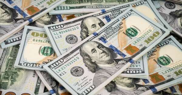 La Nación / Caída libre: dólar baja a G. 6.400, toca el piso después de media década