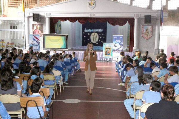 Educando en Justicia instruyó a alumnos en colegio de Asunción
