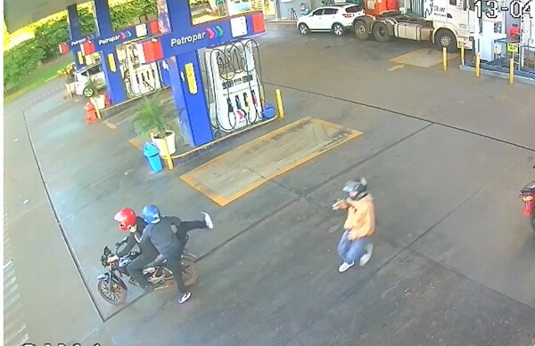 Popular / (VIDEO) ¡A punta de pistola vaciaron un surtidor!