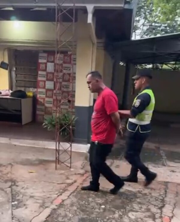 Popular / Cayó asaltante que peló arma y machetillo para robar en supermercado’i