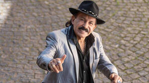 Músico de 71 años, presentó a su hijo número 23