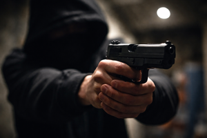 Violento asalto en sucursal de Biggie en Trinidad: cajero de 21 años herido de bala en la espalda - El Trueno