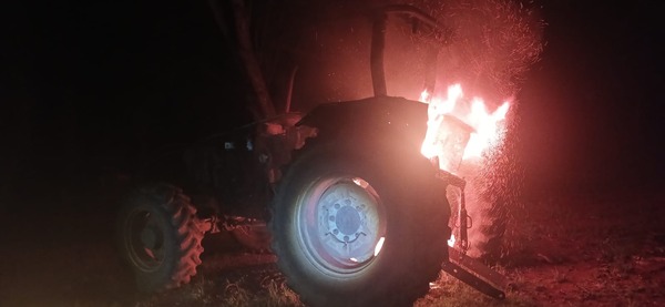 Fuego daña dos tractores en una estancia de General Delgado