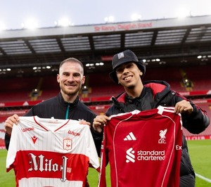 ¡Encuentro de estrellas! Milo J y Mac Allister intercambiaron camisetas - trece