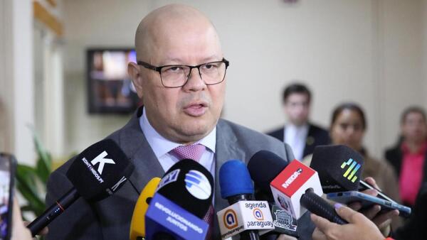 Ministro de Economía asegura que Ejecutivo no acompaña plan para elevar déficit fiscal a 2,5%