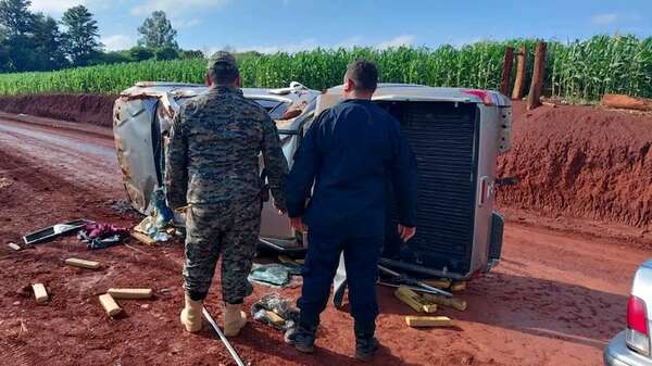 Persecución policial termina con vuelco e incautación de camioneta cargada con presunta marihuana - Policiales - ABC Color
