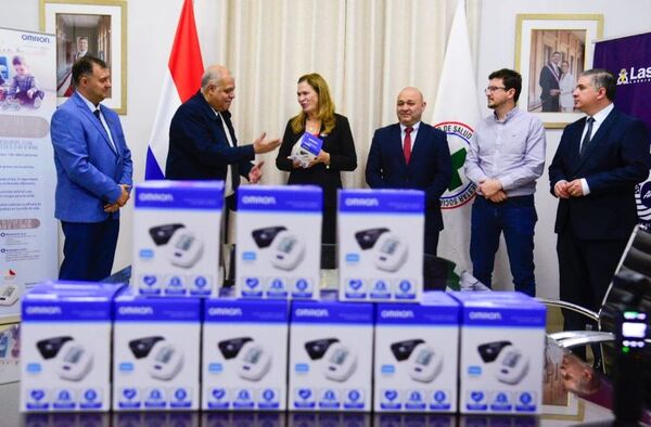 Salud Pública recibe 100 tensiómetros para fortalecer la detección temprana de la hipertensión