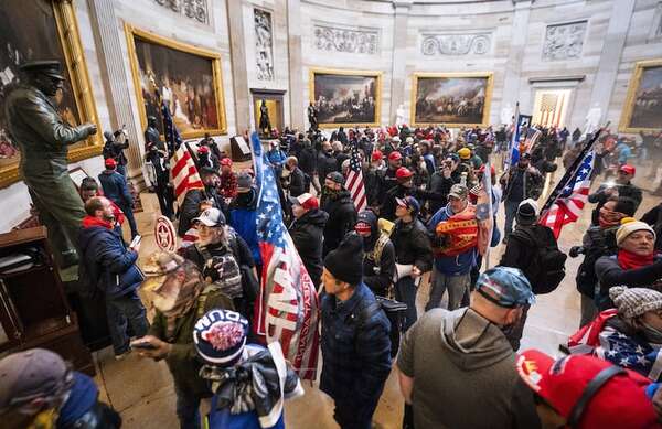 Trump pide anular condenas de cuatro líderes del asalto al Capitolio y cerrar el caso - Mundo - ABC Color