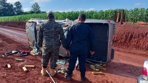 Camioneta con alrededor de 1.000 kilos de marihuana vuelca tras persecución en Caaguazú