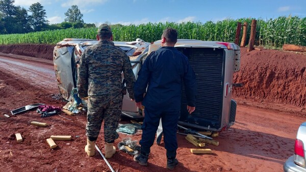 Camioneta con alrededor de 1.000 kilos de marihuana vuelca tras persecución en Caaguazú