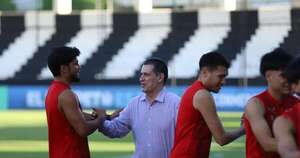 La Nación / Cartes lleva su apoyo al equipo gumarelo en la previa del partido ante Rosario Central