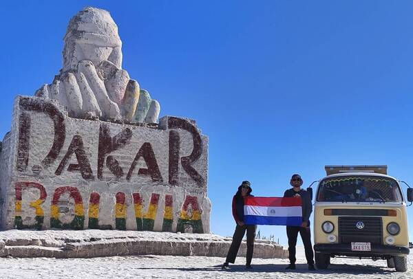 Con la Kombi viajan por una “luna de miel” eterna