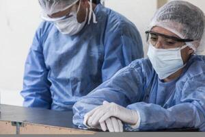 Médicos y residentes exigen mejoras laborales en medio de alarma por muertes vinculadas a salud mental