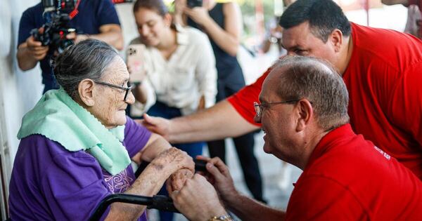 La Nación / Pérez consolida su cercanía con asuncenos: “Se siente en las calles que vamos a arrasar”