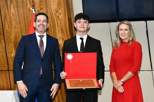 Legislativo hizo merecido reconocimiento a joven talento paraguayo - Portal Digital Cáritas Universidad Católica
